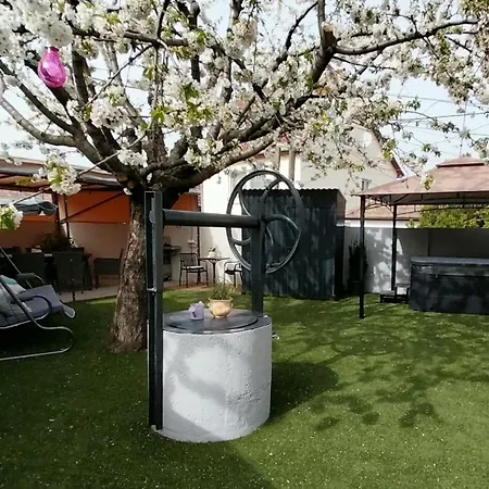 Cseresznyefa Vendeghaz Apartmán *